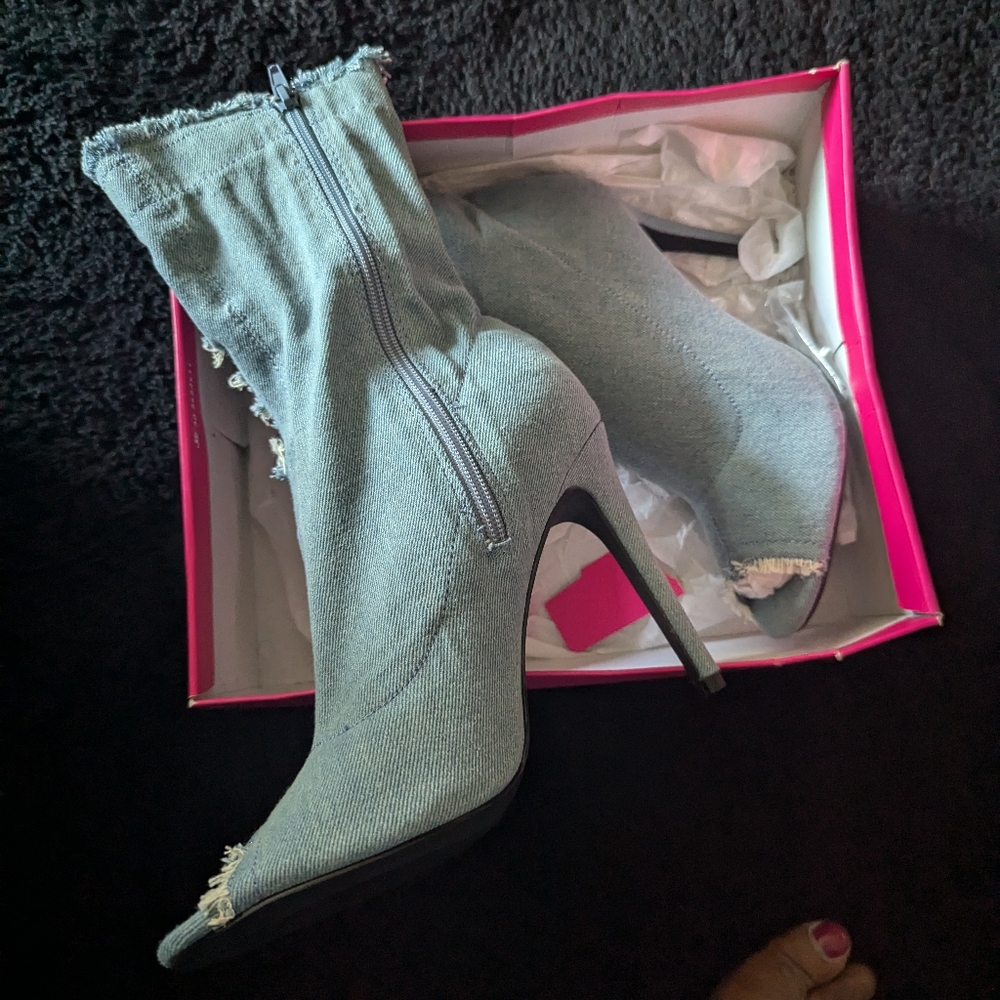 Boots - Picture 4 of 4